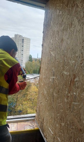 У Харкові триває відновлення пошкоджених обстрілами вікон